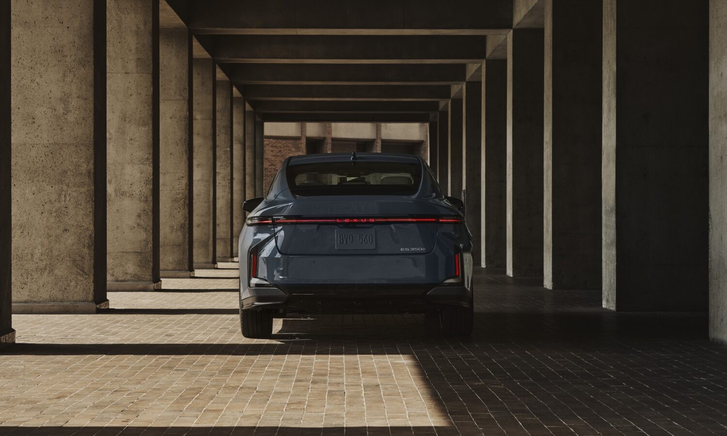 لکسوس ES 350e - نمای سه‌رخ جلو